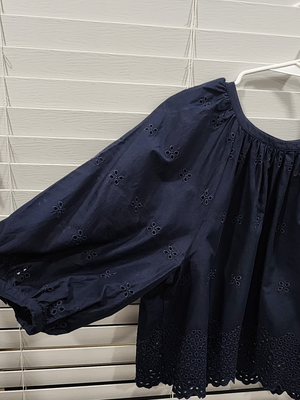 Old Navy Women’s Navy Eyelet Peasant Blouse 💙 - Picture 5 of 5